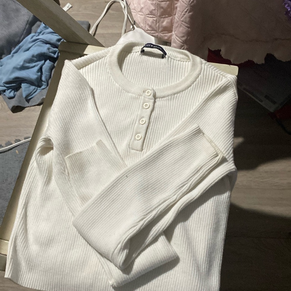 A basic cropped long sleeved shirt